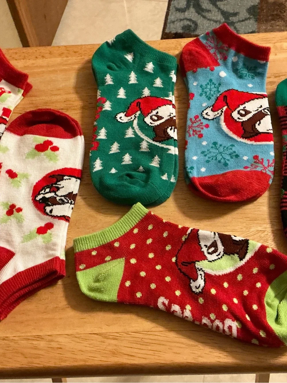 Kids Holiday Dog No-Show Socks in Green & Red